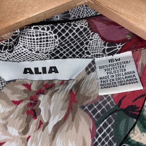 VGT abstract flower print button down top. Size 16 - Picture 13 of 13